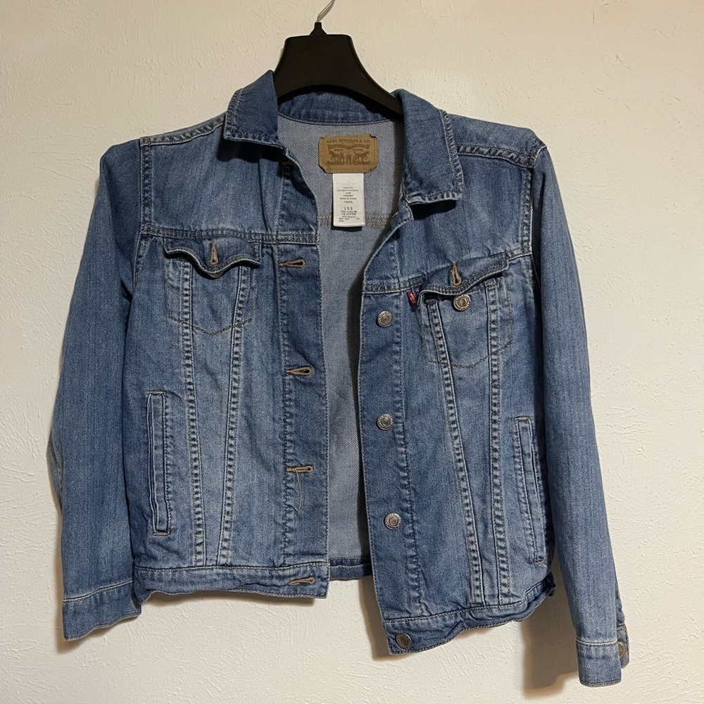 Levi’s girls Jean jacket size large (12-13 yrs) EUC light wash denim